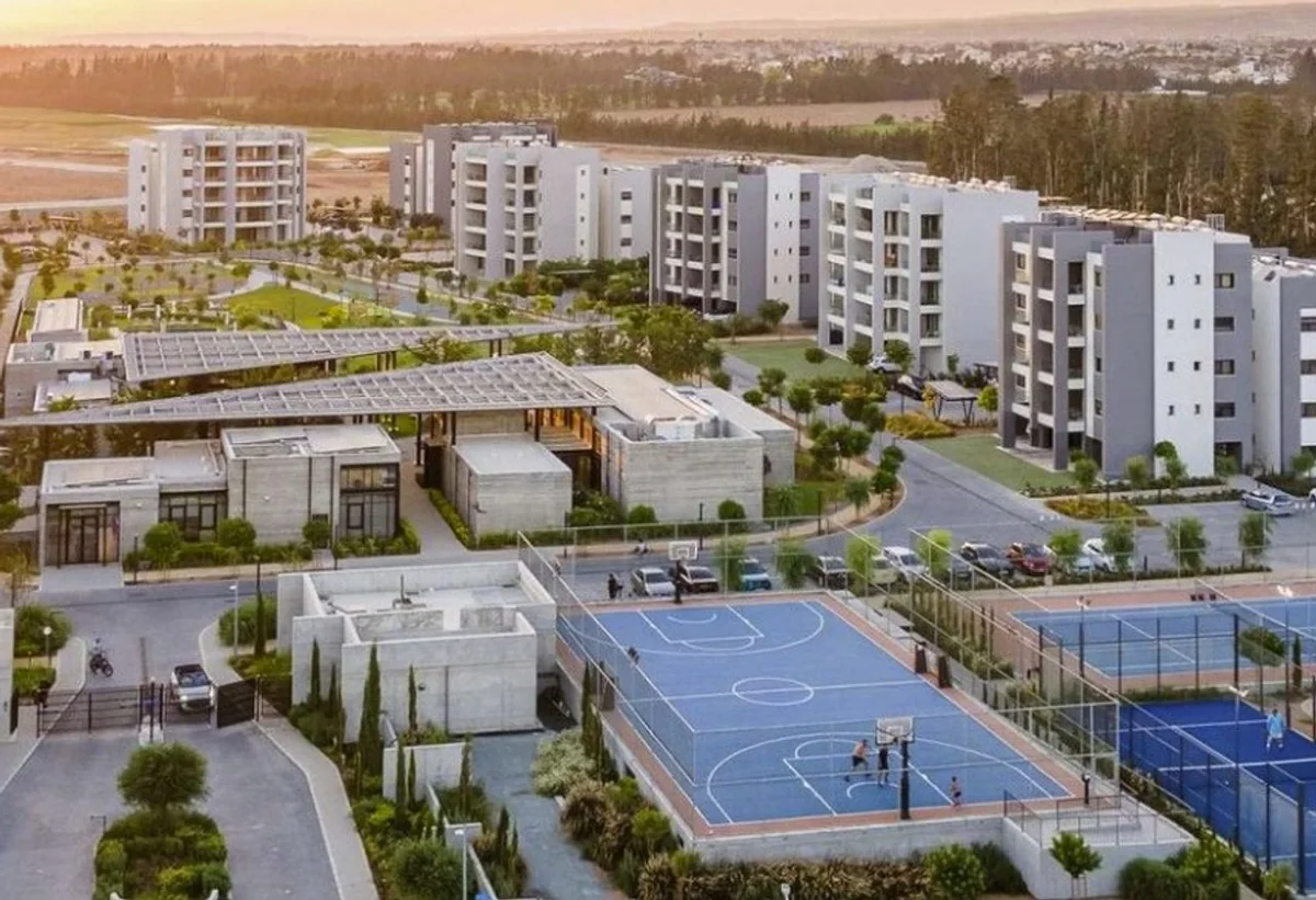 Three-bedroom apartment in a large lifestyle community